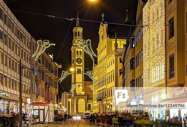 Weihnachtlich beleuchtete Maximilianstraße zur Weihnachtszeit  Perlachturm und Rathaus  bei Nacht  Augsburg  Schwaben  Bayern  Deutschland  Europa