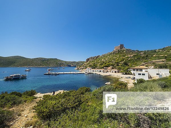 Blick auf den Hafen und die Burg von Cabrera  Colònia de Sant Jordi  Parque Nacional de Cabrera  Cabrera-Nationalpark  Cabrera-Archipel  Mallorca  Balearen  Spanien  Europa