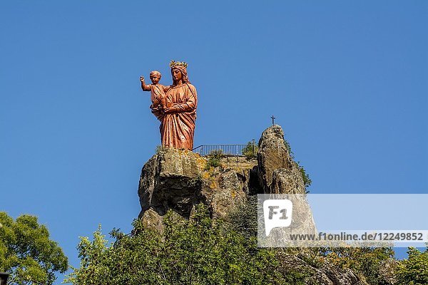 Notre-Dame De France  Statue auf dem Gipfel des Rocher Corneille  Le Puy en Velay  Departement Haute-Loire  Auvergne-Rhone-Alpes  Frankreich  Europa