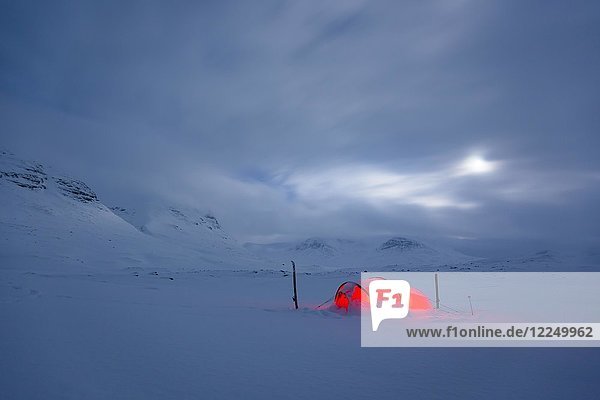 Zelt bei Vollmond im Schnee  Kungsleden oder Königsweg  Provinz Lappland  Schweden  Skandinavien  Europa