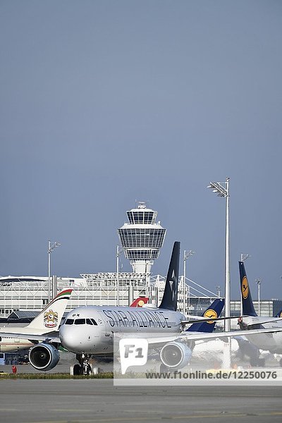 Austrian Airlines  Star Alliance  Airbus A320 rollt auf die Startbahn mit Tower im Hintergrund  Flughafen München  Oberbayern  Deutschland  Europa
