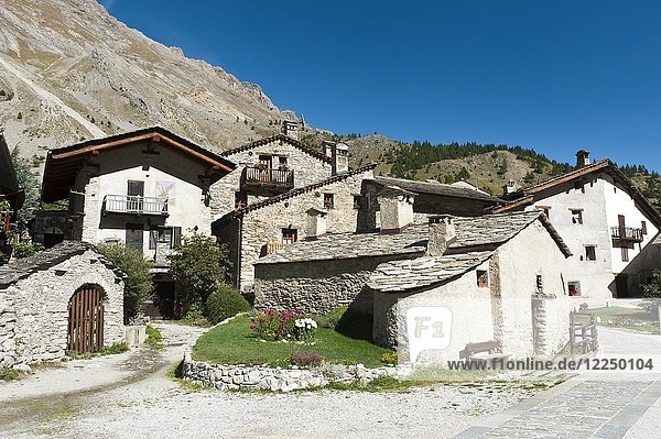 Alte Bauernhäuser in dem Bergdorf Chiappera  Valle Maira  Provinz Cuneo  Piemont  Italien  Europa