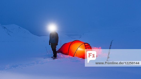 Zelt mit Person im Schnee  Kungsleden oder Königsweg  Provinz Lappland  Schweden  Skandinavien  Europa