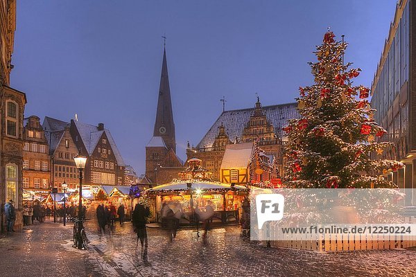 Altes Rathaus und Weihnachtsmarkt auf dem Marktplatz in der Abenddämmerung  Bremen  Deutschland  Europa