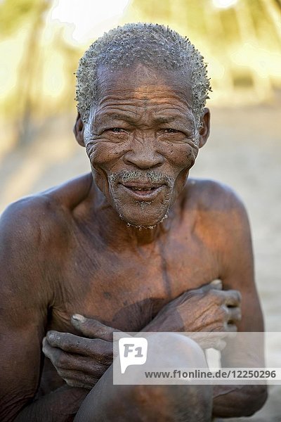 Älterer Buschmann Portrait Ethnie der Ju/'Hoansi-San Dorf //Xa/oba bei Tsumkwe Otjozondjupa Region Namibia Afrika
