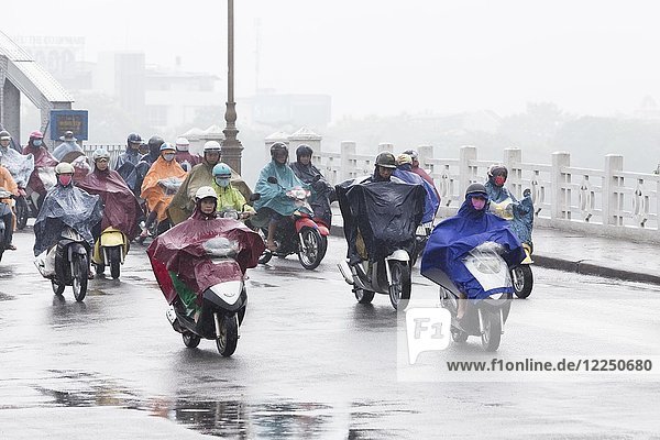 Mopeds auf der Straße bei Regen  Verkehr auf der Trang-Tien-Brücke  Hue  Vietnam  Asien