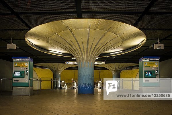 Leuchtsäule in Eingangshalle mit Fahrkartenautomat  U-Bahnhof Opernplatz  Westend  Frankfurt am Main  Hessen  Deutschland  Europa
