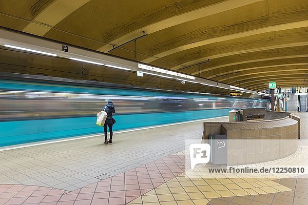 Junge Frau allein auf dem Bahnsteig  U-Bahnhof Opernplatz  Frankfurt am Main  Hessen  Deutschland  Europa