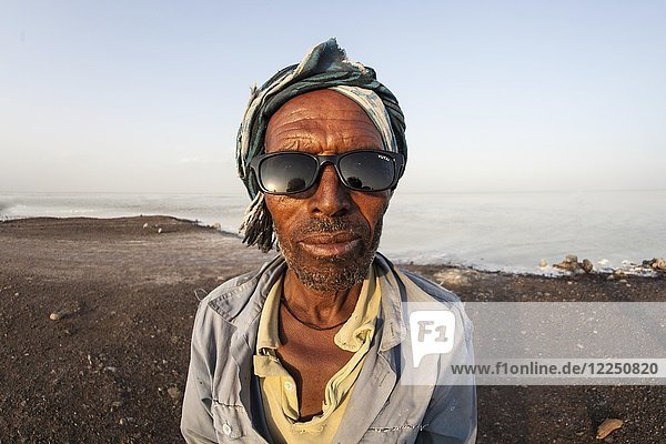 Porträt eines Arbeiters in der Dallol-Salzwüste  Äthiopien  Afrika