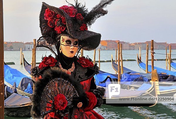 Verkleidete Frau mit venezianischer Maske in der Lagune  Karneval in Venedig  Italien  Europa