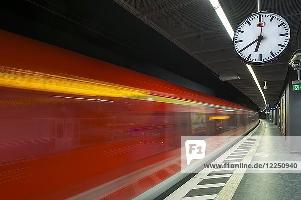 Train coming in at the platform  metropolitan station Taunusanlage  Westend  Frankfurt am Main  Hesse  Germany  Europe