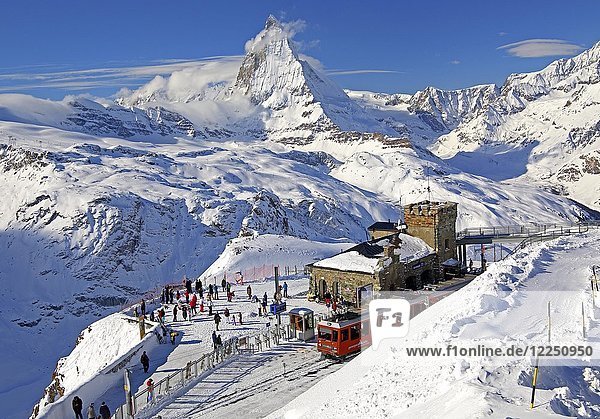 Bergstation der Gornergratbahn auf dem Gornergrat 3089m im Winter  hinter dem Matterhorn 4478m  Zermatt  Mattertal  Wallis  Schweiz  Europa