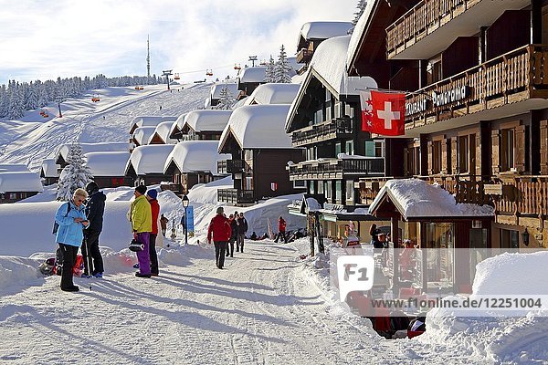 Dorfstrasse mit schneebedeckten Häusern  Bettmeralp  Aletschgebiet  Oberwallis  Wallis  Schweiz  Europa