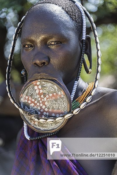 Frau mit Lippenplatte vom Stamm der Mursi  Southern Nation Region  Äthiopien  Afrika