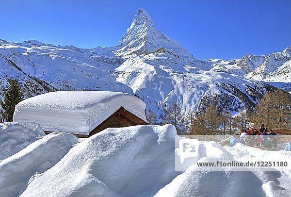 Tief verschneite Berghütte auf der Riffelalp 2222m vor dem Matterhorn 4478m  Zermatt  Mattertal  Wallis  Schweiz  Europa