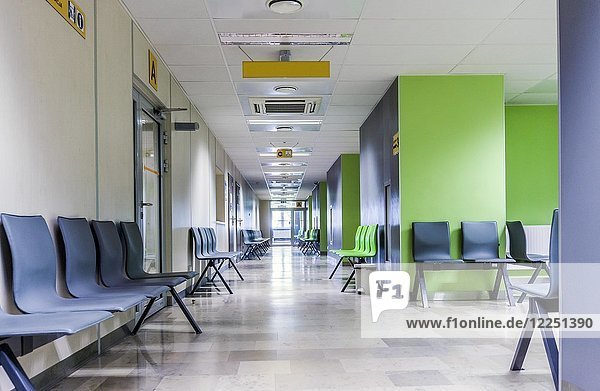 Korridor mit Stühlen für Patienten in einem modernen Krankenhaus