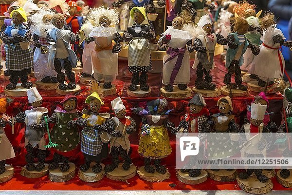 Pflaumenfiguren auf dem Weihnachtsmarkt  Römerberg  Frankfurt am Main  Hessen  Deutschland  Europa