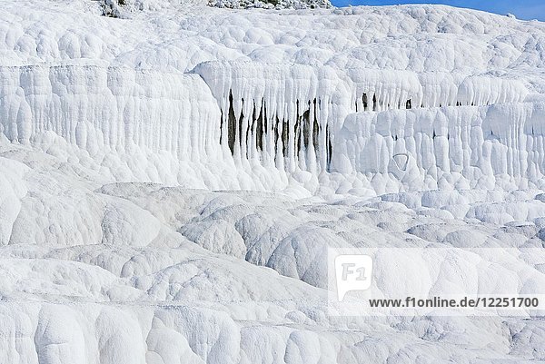 Weiße Travertin-Felsformationen aus Kalkstein  bekannt als Baumwollschloss  Pamukkale  Denizli  Anatolien  Türkei  Kleinasien  Asien