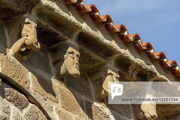 Skulpturen der Stiftskirche Saint Laurent. romanische Kunst  Dorf Auzon  Departement Haute Loire. Auvergne  Frankreich  Europa