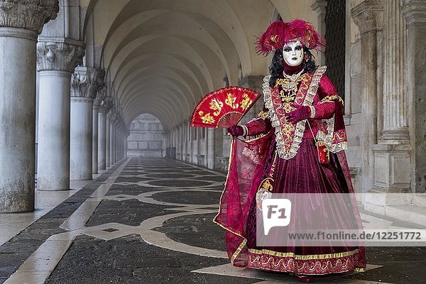 Für den Karneval verkleidete Frau in Venedig  Italien  Europa