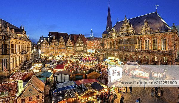 Illuminated Christmas market on the town hall square  in front of town houses  tower of the Liebfrauenkirche and town hall  evening twilight  Bremen  Germany  Europe