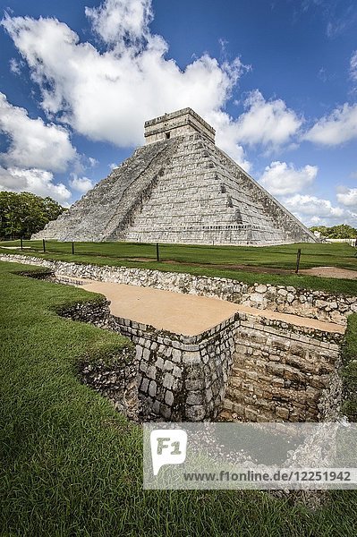 Pyramide El Castillo  Maya-Stadt Chichen Itza  Ausgrabungsstätte  Yucatan  Mexiko  Mittelamerika