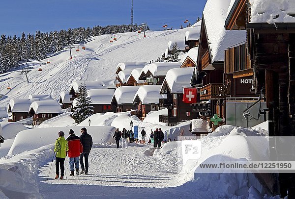 Dorfstrasse mit schneebedeckten Chalets  Bettmeralp  Aletschgebiet  Oberwallis  Wallis  Schweiz  Europa