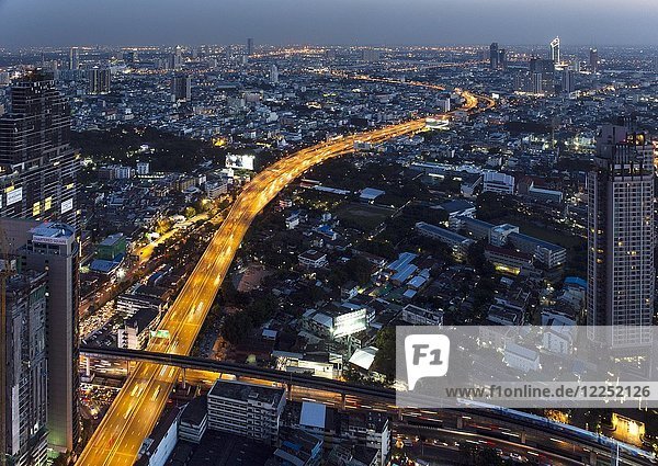Blick vom Lebua State Tower  Sirat Expy Expressway  City Highway  Abenddämmerung  Bezirk Bang Rak  Bangkok  Thailand  Asien