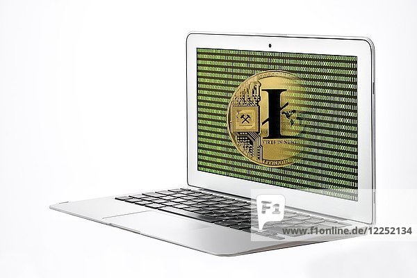 Symbolbild Kryptowährung  digitale Währung  Gold physische Münze Litecoin Laptop mit digitalem Binärcode
