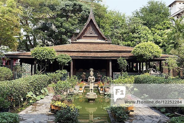 Traditionelles thailändisches Holzhaus mit Garten im Khmer-Stil  M. R. Kukrits Haus  Museum  Sathorn  Bangkok  Thailand  Asien