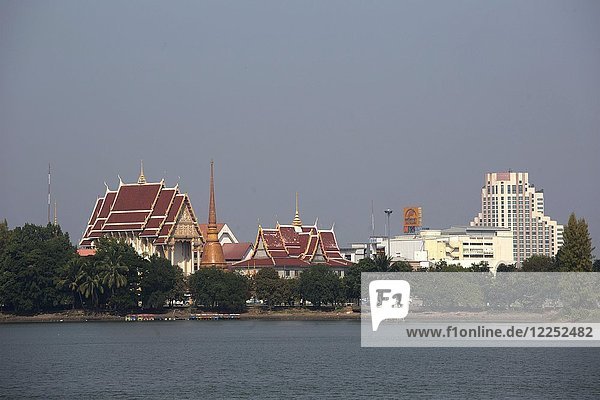 Blick über den Kaen Nakhon See zum Wat That At Bueng und Pullmann Hotel  Khon Kaen  Isan  Thailand  Asien