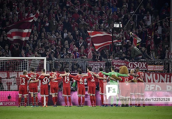 Bayern-Spieler lassen sich von den Fans vor der Südkurve feiern  Allianz Arena  München  Bayern  Deutschland  Europa