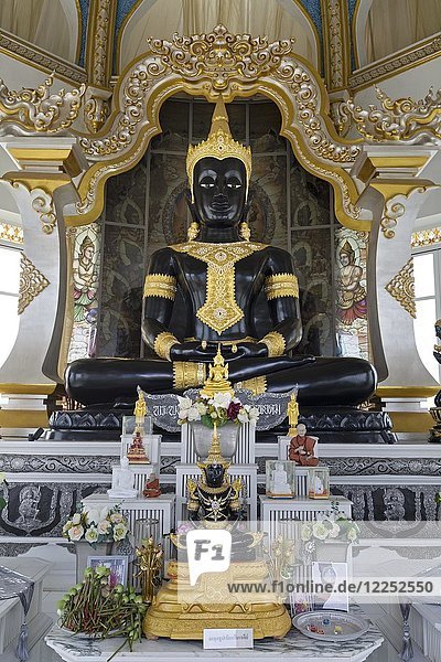 Schwarzer Buddha im Maha Rattana Chedi des Wat Thung Setthi  Khon Kaen  Isan  Thailand  Asien