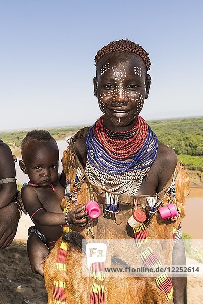 Junge Frauen mit Gesichtsbemalung und Baby  Karo-Stamm  hinter dem Omo-Fluss  Region der südlichen Nationen und Völker  Äthiopien  Afrika