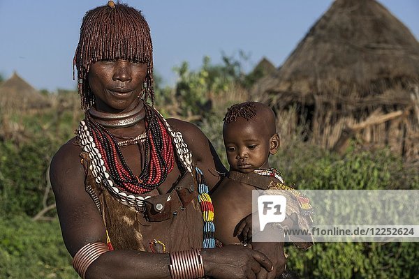 Frau mit einem Säugling im Arm  Stamm der Hamer  Markt von Turmi  Region der südlichen Nationen und Völker  Äthiopien  Afrika
