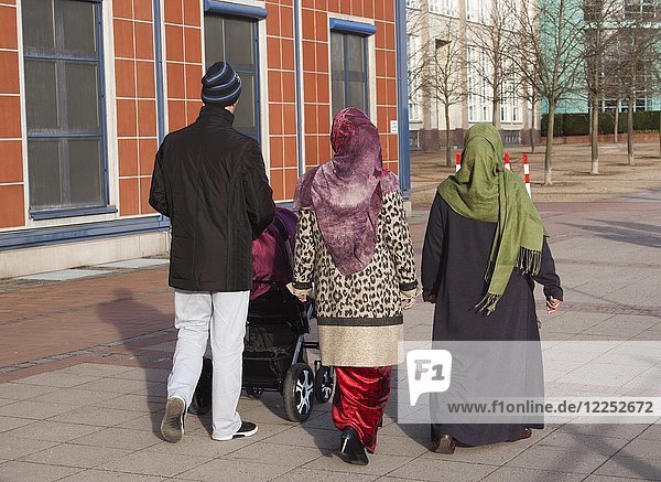 Muslimische Familie mit Kinderwagen
