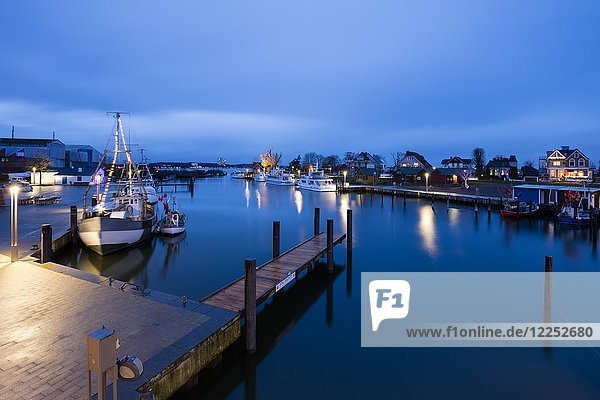Ostseehafen mit Booten in der Abenddämmerung  Niendorf  Timmendorfer Strand  Lübecker Bucht  Schleswig-Holstein  Deutschland  Europa