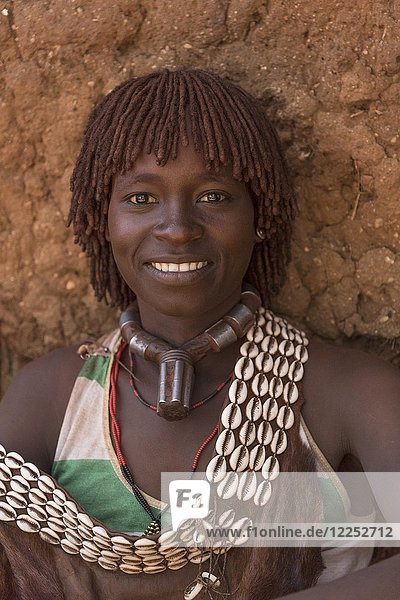 Frau  lächelnd  Porträt  Stamm der Hamer  Turmi-Markt  Region der südlichen Nationen und Völker  Äthiopien  Afrika