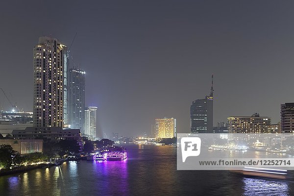 Mae Nam Chao Phraya Fluss und Skyline bei Nacht  Blick von der Saphan Taksin Brücke  Bangkok  Thailand  Asien
