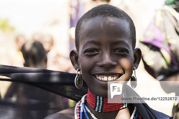 Junges Mädchen vom Stamm der Arbore  Porträt  Turmi  Region der Nationalitäten und Völker des Südens  Äthiopien  Afrika