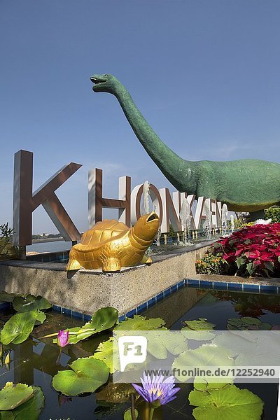 Khonkaen-Schriftzug am Kaen Nakhon See mit Dinosaurier  Dino Water Park  Khon Kaen  Isan  Thailand  Asien