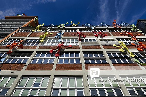 Bunte Flossi-Figuren im Roggendorf-Haus  Medienhafen  Düsseldorf  Nordrhein-Westfalen  Deutschland  Europa