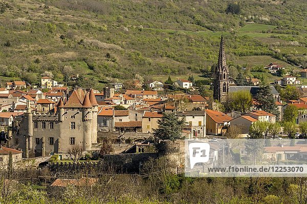 Dorf und Schloss  Saint-Amant-Tallende  Departement Puy de Dome  Auvergne  Frankreich  Europa