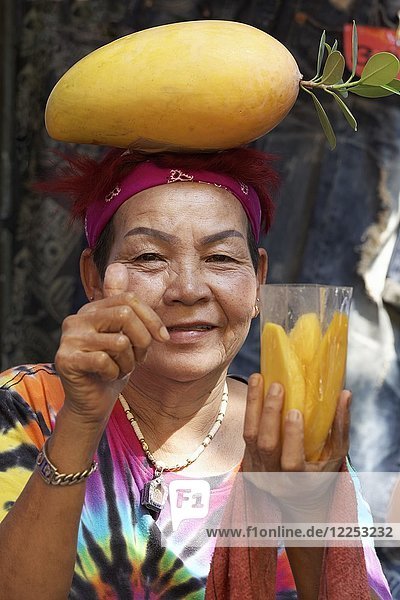 Mango-Verkäuferin auf dem Chatuchak-Markt  Wochenmarkt  Bangkok  Thailand  Asien