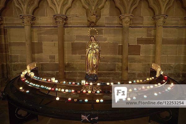 Opferstock mit Madonna Straßburger Münster Straßburg Elsass Frankreich Europa
