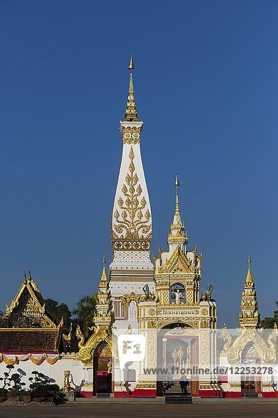 Chedi des Wat Phra That Phanom  Tempelanlage in Amphoe That Phanom  Provinz Nakhon Phanom  Isan  Thailand  Asien