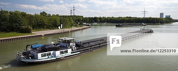 Frachtschiff auf dem Datteln-Hamm-Kanal  Datteln  Ruhrgebiet  Nordrhein-Westfalen  Deutschland  Europa