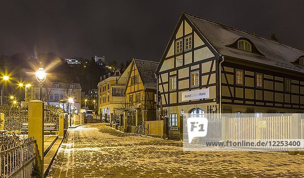 Historische Fachwerkhäuser mit Straßenbeleuchtung im Winter  Loschwitz  Dresden  Sachsen  Deutschland  Europa