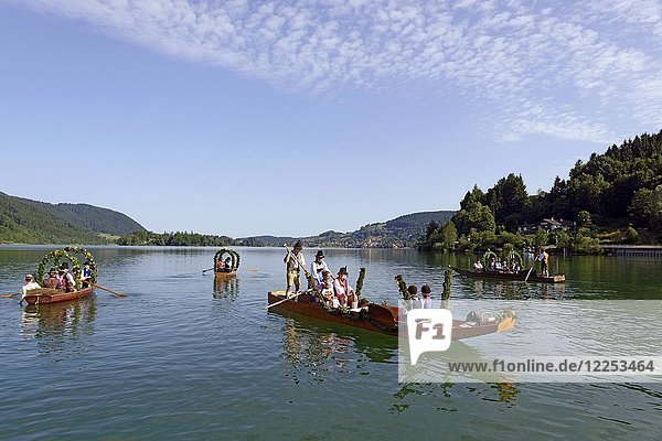 Trachtentragende Männer auf festlich geschmückten Plätzen,  Holzboote,  auf dem Schliersee,  Alt-Schlierseer-Kirchtag,  Schliersee,  Oberbayern,  Bayern,  Deutschland,  Europa