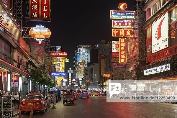 Yaowarat Road bei Nacht  mit Leuchtreklamen  Chinatown  Samphanthawong  Bangkok  Thailand  Asien